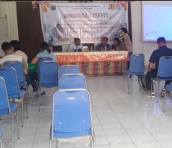 
					PLH Kepala Balai Cipta karya Propinsi NTT, Islam Sale di samping kabid cipta karya dinas PU Malaka memberikan materi kepada fasilitator lapangan program DAK fisik