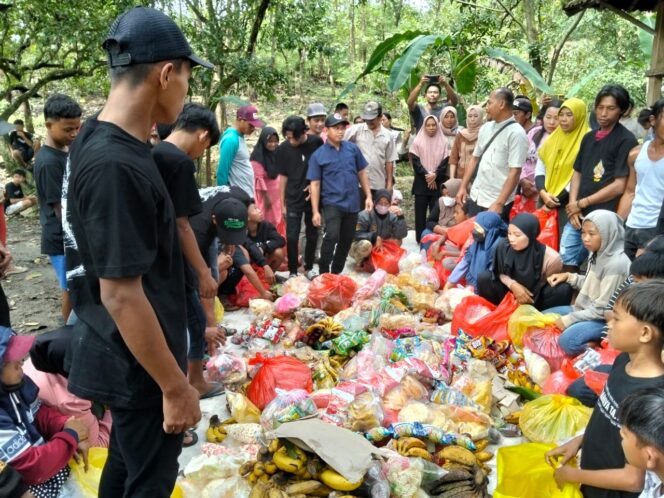 
					Suasana meriah sedekah bumi di Dusun Gesing, Desa Manduro, Jombang, dengan warga berebut hasil bumi sebagai simbol syukur dan kebersamaan.