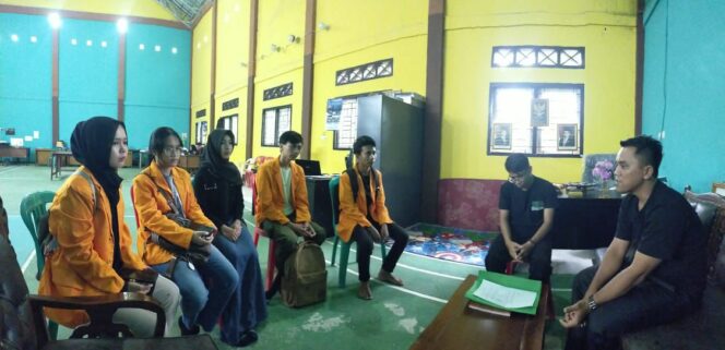 
					Mahasiswa Unja bersama warga Desa Senaung berdiskusi tentang potensi limbah sebagai bahan baku pupuk organik.