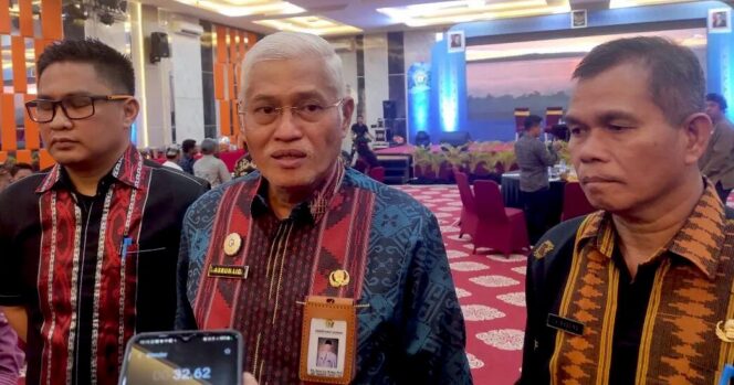 
					Sekda Provinsi Sultra Asrul Lio saat rapat koordinasi pengembangan potensi desa wisata di Sulawesi Tenggara (12/6/2025). (Image courtesy: ANTARA)