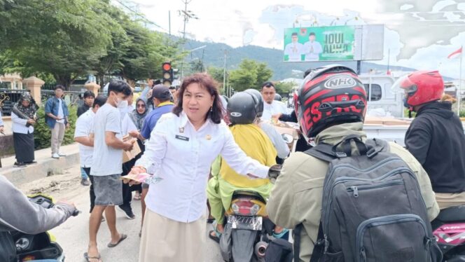 
					Kadiskop UKM Kabupaten Banggai, Helena Padeatu saat mendampingi Senator Andhika Mayrizal Amir membagikan produk oleh-oleh kepada para pengguna jalan Ahmad Yani. Rabu (28/5/2025). [Image courtesy:Harian Luwuk Post]