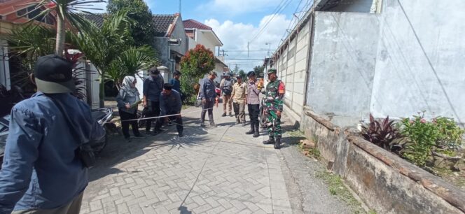 
					Tim gabungan sedang melakukan pemeriksaan fisik salah satu proyek pembangunan di Desa Jatisari sebagai bagian dari pembinaan dan pengawasan pengelolaan keuangan desa tahap I tahun 2025.