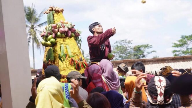 
					Gunungan krowotan berisi aneka hasil bumi diarak dalam Upacara Adat Ngrowhod, wujud syukur masyarakat Desa Girikerto, Sleman.