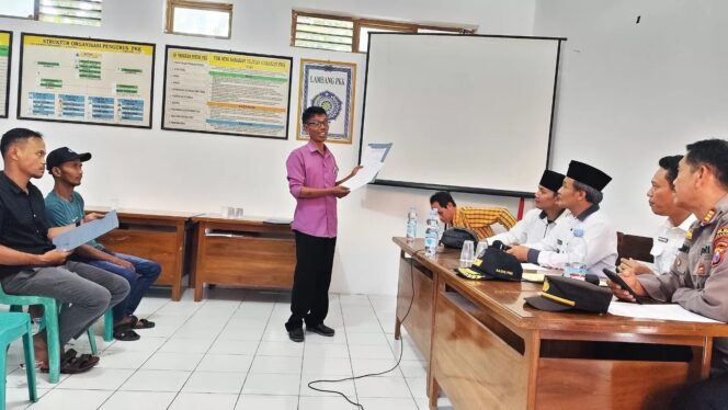 
					Warga Desa Dadapan sekaligus Ketua Afilansi Masyarakat Dadapan (AMD), Mariyono, saat menyampaikan aspirasi mengenai pengelolaan dana desa di Balai Desa Dadapan, Ngronggot. (Image courtesy : JPRK)