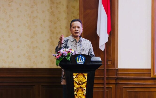 
					Wamenkop Ferry Juliantono, saat kick-off Kopdes Merah Putih berbasis DDP di Desa Bongkasa Pertiwi, Badung, Bali.