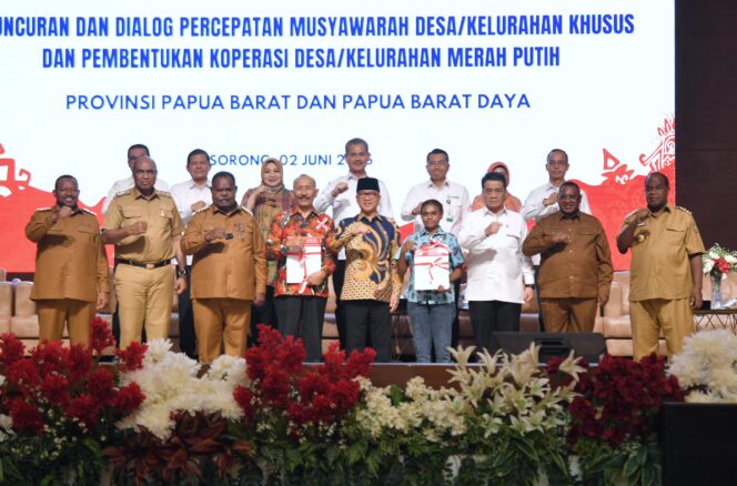 
					Menteri Desa dan Pembangunan Daerah Tertinggal (Mendes PDT) Yandri Susanto (kiri) bersama Wakil Mendes PDT Ahmad Riza Patria (kanan) meluncurkan Koperasi Desa Merah Putih di Aimas Convention Center, Sorong, Papua Barat.