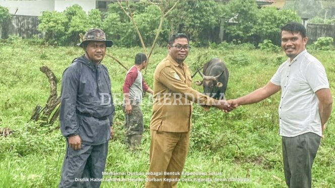
					Kepala Desa Pigaraja, Arisno Dewa Putu, menerima sapi kurban dari perwakilan Dinas Pendidikan Halmahera Selatan.
