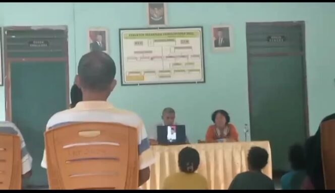 
					Suasana musyawarah pembentukan koperasi Merah Putih desa Leunklot.