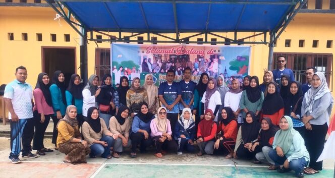 
					Foto Bersama Petugas Puskesmas Kecamatan Serasan Timur, Kader, Pembina dan Pemerintah Desa Air Nusa. (19/6) 