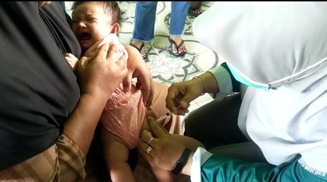 
					Kegiatan Pemberian Suntik Imunisasi Dasar pada Bayi, (21/6), Fandi.