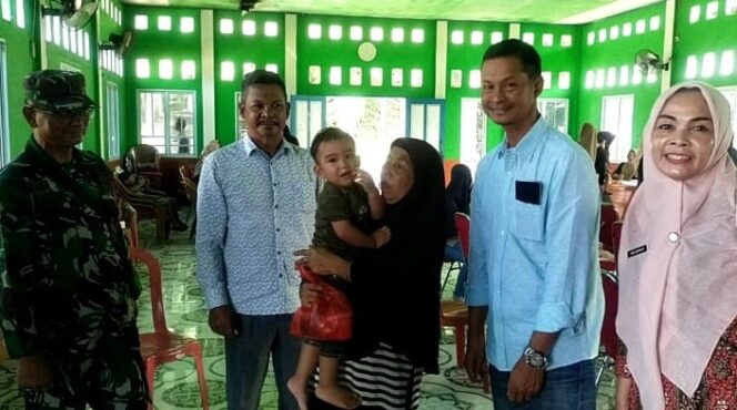 
					Pemberian PMT dan Multivitamin oleh Camat Serasan Timur, (21/6), Fandi.
