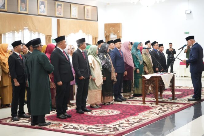 
					Gubernur Lantik 25 Pejabat Sumbar: Fokus Pelayanan & Inovasi!