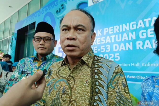 
					Menteri Koperasi Budi Arie Setiadi didampingi Wakil Gubernur Kalimantan Timur Seno Aji saat menghadiri Rakernas PKK 2025 di Samarinda, Kaltim, Selasa (8/7/2025). (Image courtesy: ANTARA)