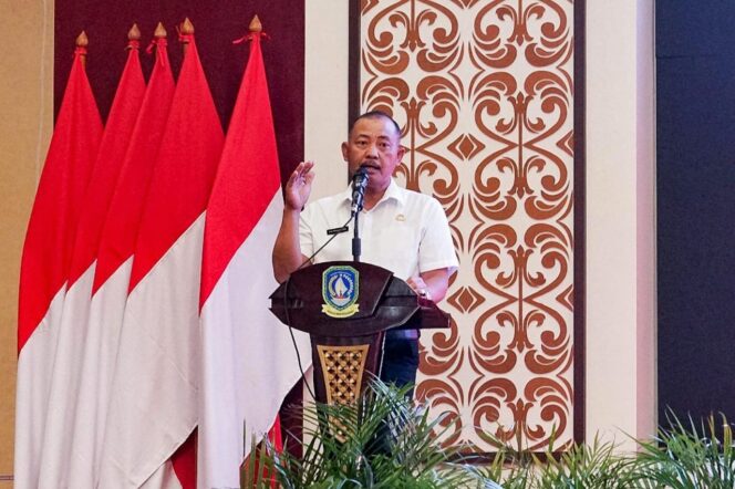 
					Sekdaprov Kepri Adi Prihantara memberikan sambutan dalam workshop Evaluasi Pengelolaan Keuangan dan Pembangunan Desa Tingkat Regional di Aula Wan Seri Beni, Dompak, Selasa (15/7/2025). (Angga/Biro Adpim Kepri)