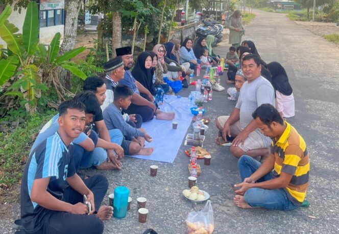 
					Kepala Desa Sejegi Herri Gustaman bersama warganya saat menggelar tradisi doa ‘tolak bala’ di Jumat ketiga bulan Muharram 1447 H, Jumat (11/7/2025). (Image courtesy: SUARAKALBAR.CO.ID)