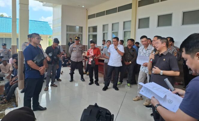 
					Masyarakat 7 Desa di Sekadau Hulu saat disambut DPRD Sekadau, Jumat (11/7/2025). (Image courtesy: SUARAKALBAR.CO.ID)