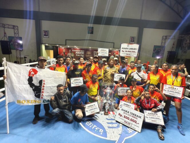 
					Anggota DPD RI Paul Finsen Mayor saat foto bersama Menejer, Pelatih, Official dan atlet tinju Labbrax Boxing Camp Kabupaten Tambrauw yang meraih Juara Umum I Kejuaraan Tinju Amatir PFM Cup I Tahun 2025