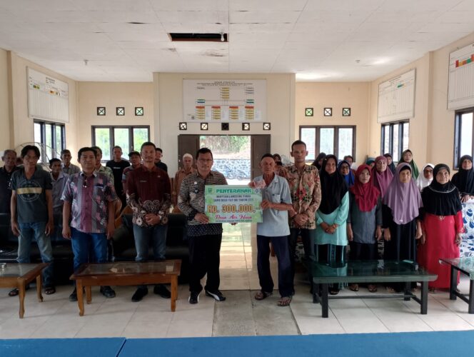 
					Foto Bersama Camat Serasan Timur, BPD, Kepala Desa & 39 KPM Penerima BLT DD Desa Air Nusa, (3/7) Image courtesy: Fandi.