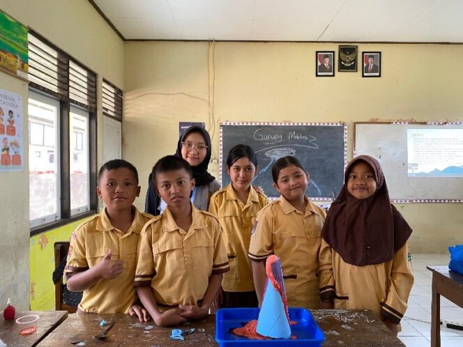 
					Eksperimen letusan gunung meletus yang dilaksanakan siswa kelas 5 SDN Nogosaren dengan bimbingan mahasiswa UNNES