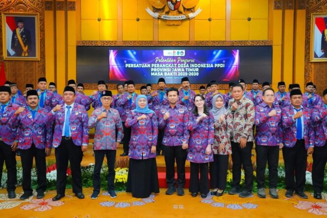 
					Gubernur dan Wakil Gubernur Jatim Khofifah Indar Parawansa-Emil Elestianto Dardak (kelima dan keenam dari kiri) saat melantik Persatuan Perangkat Desa Indonesia (PPDI) Provinsi Jawa Timur Masa Bhakti 2025–2030​​. (Biro Adpim Pemprov Jatim))