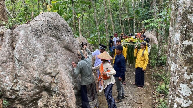 
					Rayakan Kemerdekaan, Warga Desa Ngargoretno Magelang Basuh Tebing Marmer Merah