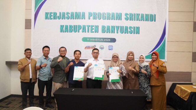 
					Penandatanganan perjanjian kerja sama (PKS) antara BPJS Kesehatan Cabang Palembang, Pemerintah Kabupaten Banyuasin dan Pemerintah Desa Sidomulyo. Senin, (11/8/2025). (Foto: Humas BPJS Kesehatan Cabang Palembang)