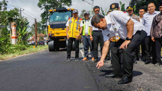 
					Gubernur Jateng Ahmad Luthfi saat meninjau perbaikan Jalan Parakan-Patean, Kabupaten Temanggung, Jawa Tengah, Rabu (30/7/2025). (Istimewa/Humas Jateng)