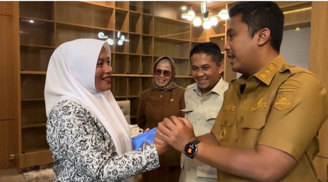 
					Bidan Dona Lubis Dianugerahi Nakes Teladan Sumbar 2025