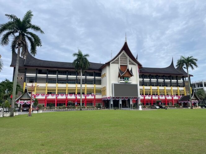 
					Pertumbuhan Ekonomi Sumbar Melambat, Mengapa Tingkat Kemiskinan Turun?