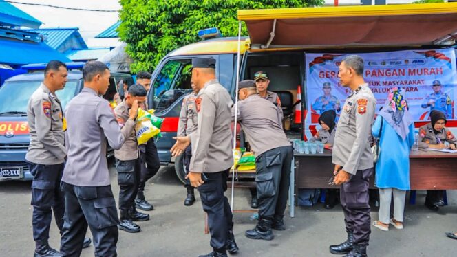 
					Polda Malut Gelar Gerakan Pangan Murah, Ratusan Karung Beras Ludes Terjual di Ternate