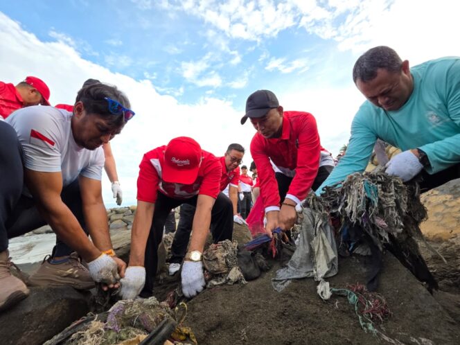 
					Peringatan HUT RI ke-80, Gubernur Sumbar Pimpin Bersih Pantai Padang