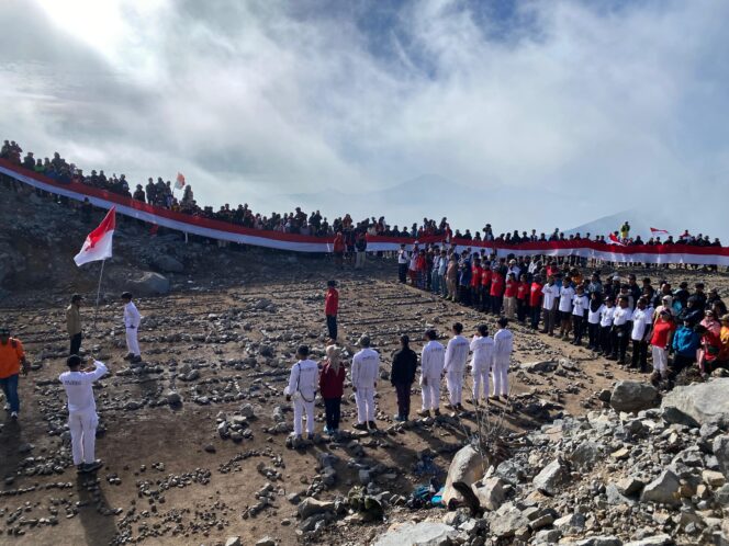 
					Menyalakan Merah Putih di Puncak Sindoro: Seribu Pendaki Rayakan Kemerdekaan