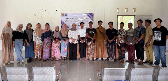 
					Tim pengabdian masyarakat Universitas Mataram (UNRAM) menggelar Focus Group Discussion (FGD) bertema “Pemanfaatan Teknologi Virtual Reality untuk Optimalisasi Pemasaran Produk Tenun Tradisional di Desa Sade” di Dusun Sade, Desa Rembitan, Kecamatan Pujut, Lombok Tengah. (Foto: Unram)