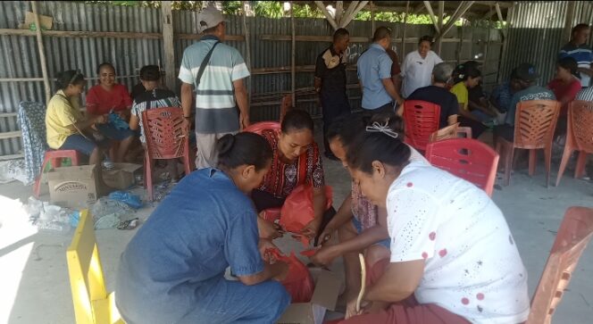 
					Kades Naimana Maria Rosalinda seran dan Koordinator Pendamping desa Kabupaten Malaka Apsalom Baung mengamati proses daur ulang sampah plastik oleh ibu-ibu peserta pelatihan.
