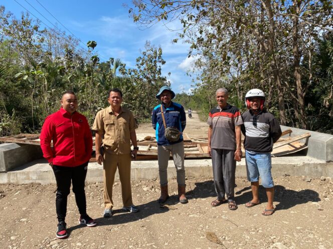 
					Wakil Ketua Komisi IV DPRD NTT Benny Chandra dan wakil ketua DPRD Malaka di dampingi Tokoh masyarakat Malaka Timur, tinjau Perbaikan ruas jalan Welaus kabupaten Malaka 