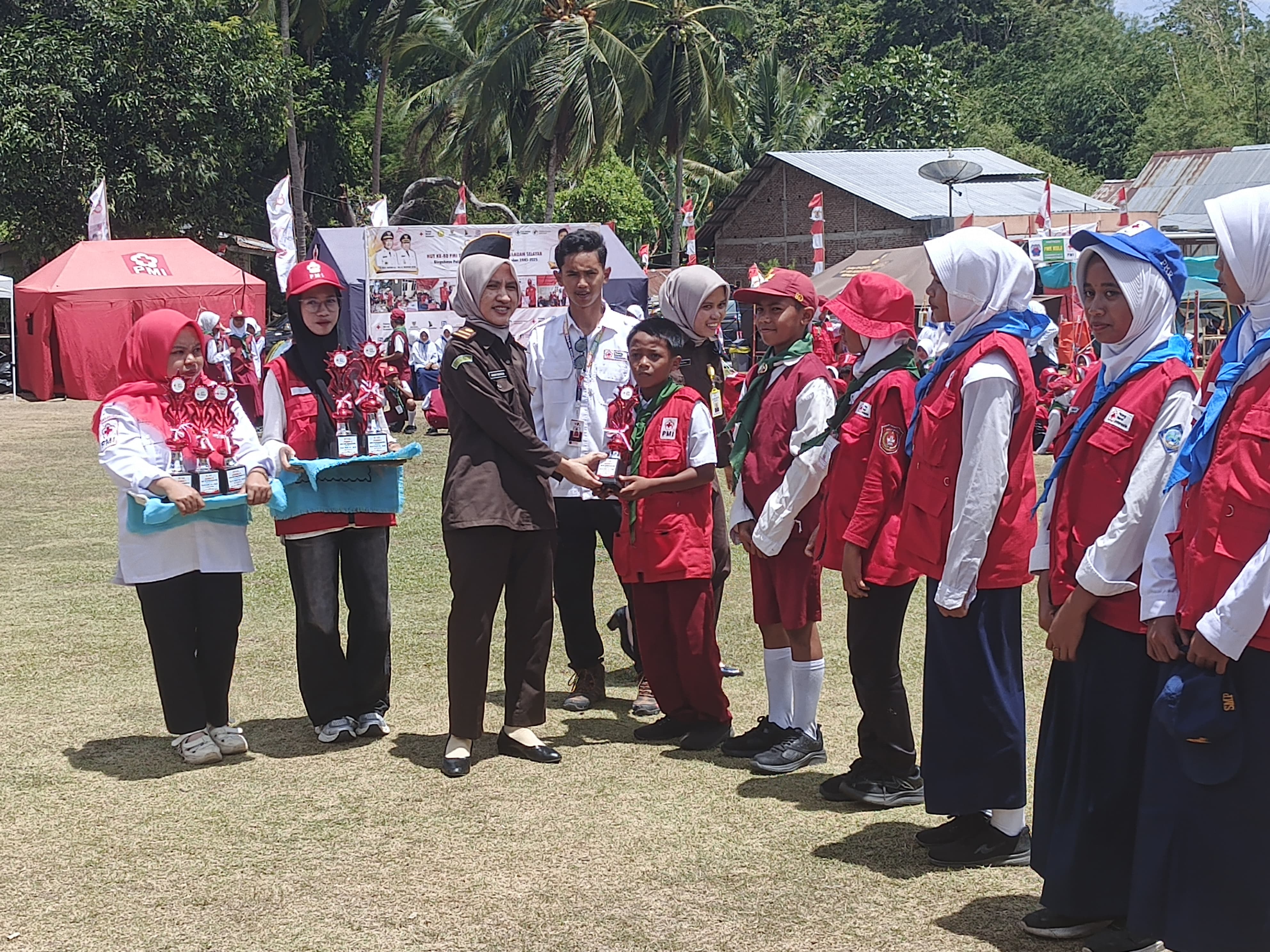 Siswa PMR SDI Bonerate menerima piala penghargaan dalam ajang Perkemahan HUT PMI ke-80 Kabupaten Kepulauan Selayar.