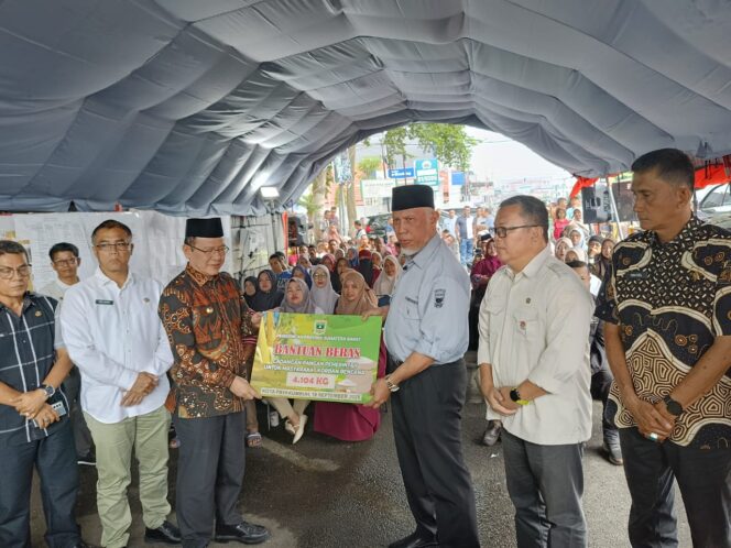 
					Tanggap Bencana, Gubernur Sumbar Salurkan Bantuan Beras