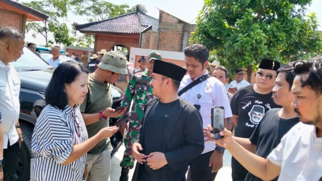 
					Petani Bekasi Curhat, Bupati Turun ke Sawah