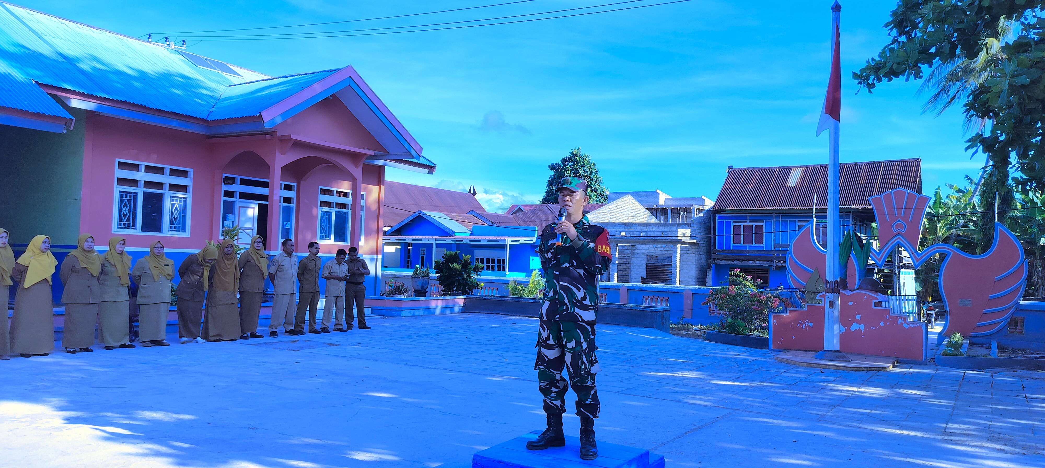 Sertu Kasman menyampaikan amanat upacara di UPT SDN Bonerate No. 32, Pasimarannu Selayar