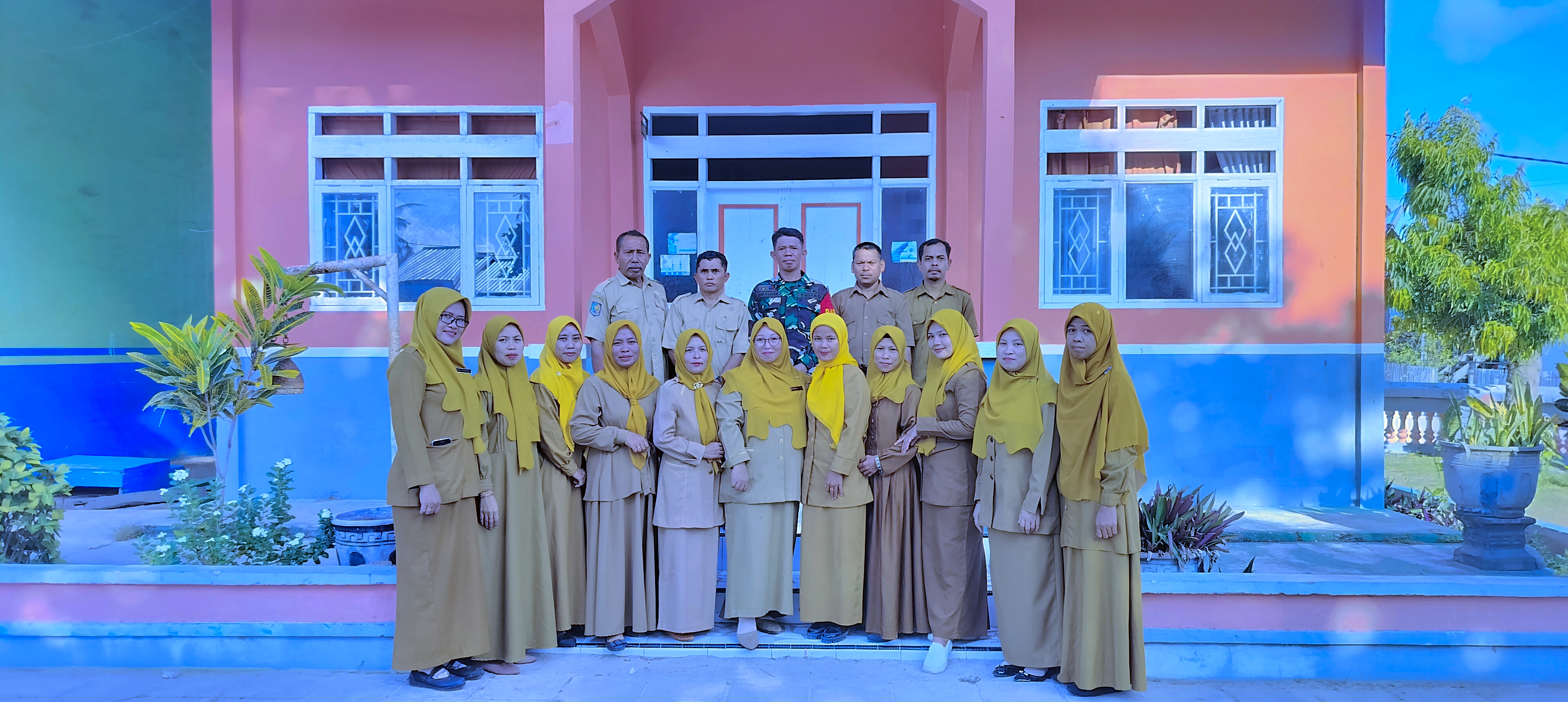 Babinsa Koramil 1415-03 Pasimarannu berfoto bersama para guru UPT SDN Bonerate seusai upacara bendera