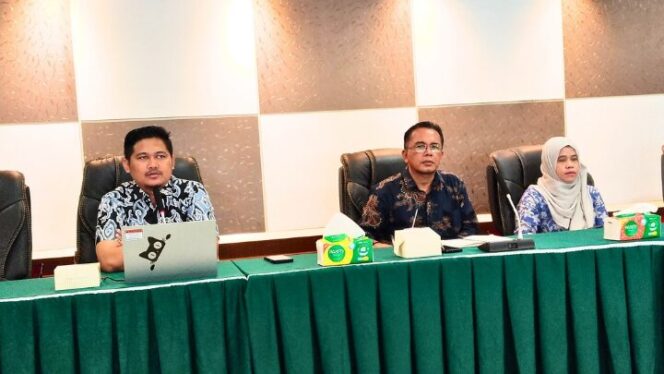 
					(Gambar: ki-ka) : Dr. Kiki Yulianto, Arpentius, ST., MT dan Ns. Leni Merdawati, Ph.D., Selasa (16/09/2025) di Gedung Rektorat UNAND Lantai 4, Kampus Limau Manis Padang. (Foto: Indra Dewi) 