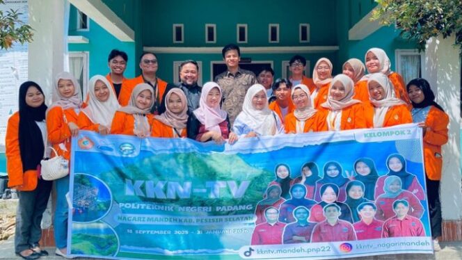 
					Foto Bersama antara Aparat Pemerintahan Nagari Kawasan Mandeh dengan Dosen dan Mahasiswa KKN Tematik Politeknik Negeri Padang, Kamis (18/09/2025). 
