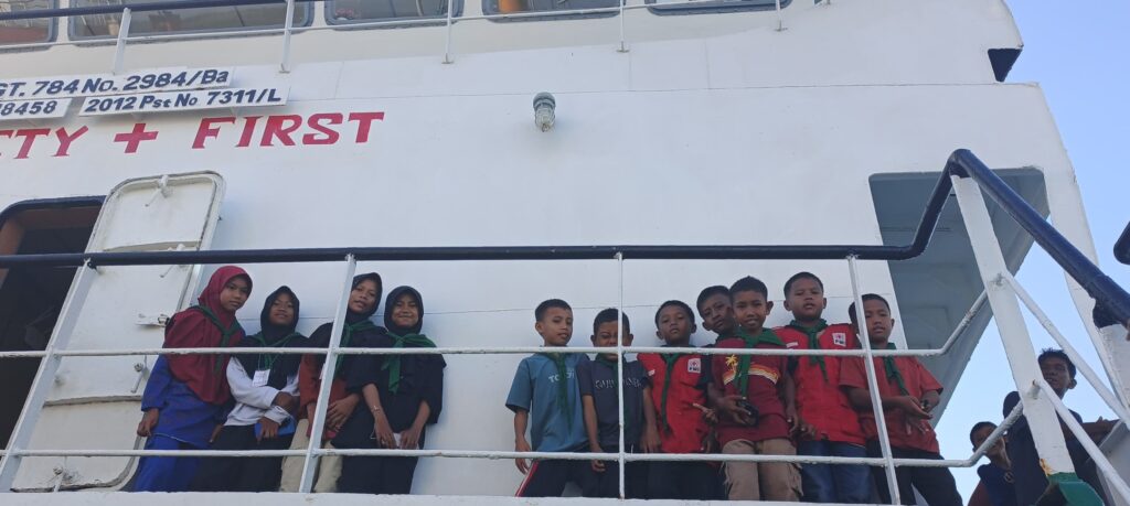 Anak-anak kontingen PMR Kecamatan Pasimarannu di atas KM. Sabuk Nusantara 27 saat kepulangan dari Perkemahan PMI Kabupaten Selayar.