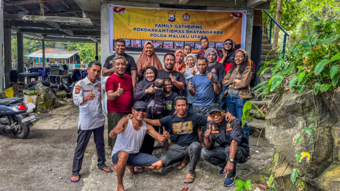 
					Family Gathering Pokdarkamtibmas Maluku Utara : Satu Keluarga, Satu Semangat di Pantai Jikomalamo