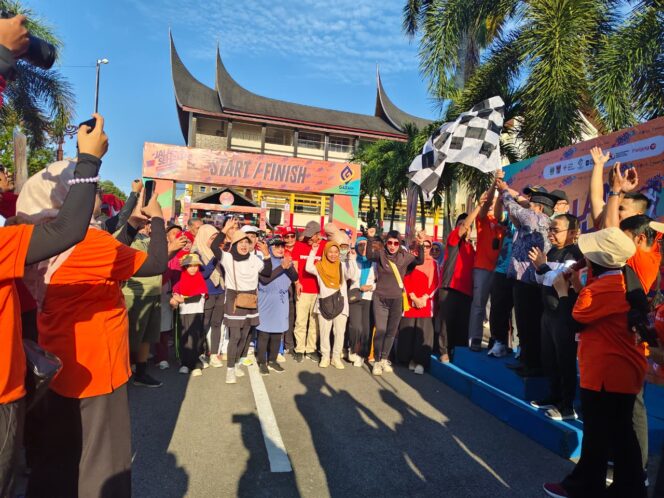 
					Ribuan Warga Padati Jalan Sehat HUT ke-80 PT Garam