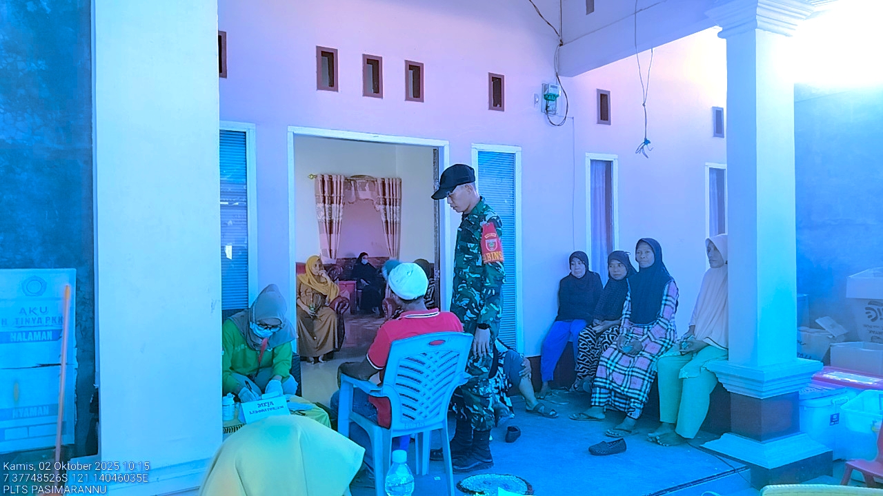 Babinsa berdialog dengan warga yang sedang menunggu layanan kesehatan di Desa Bonea, Pasimarannu