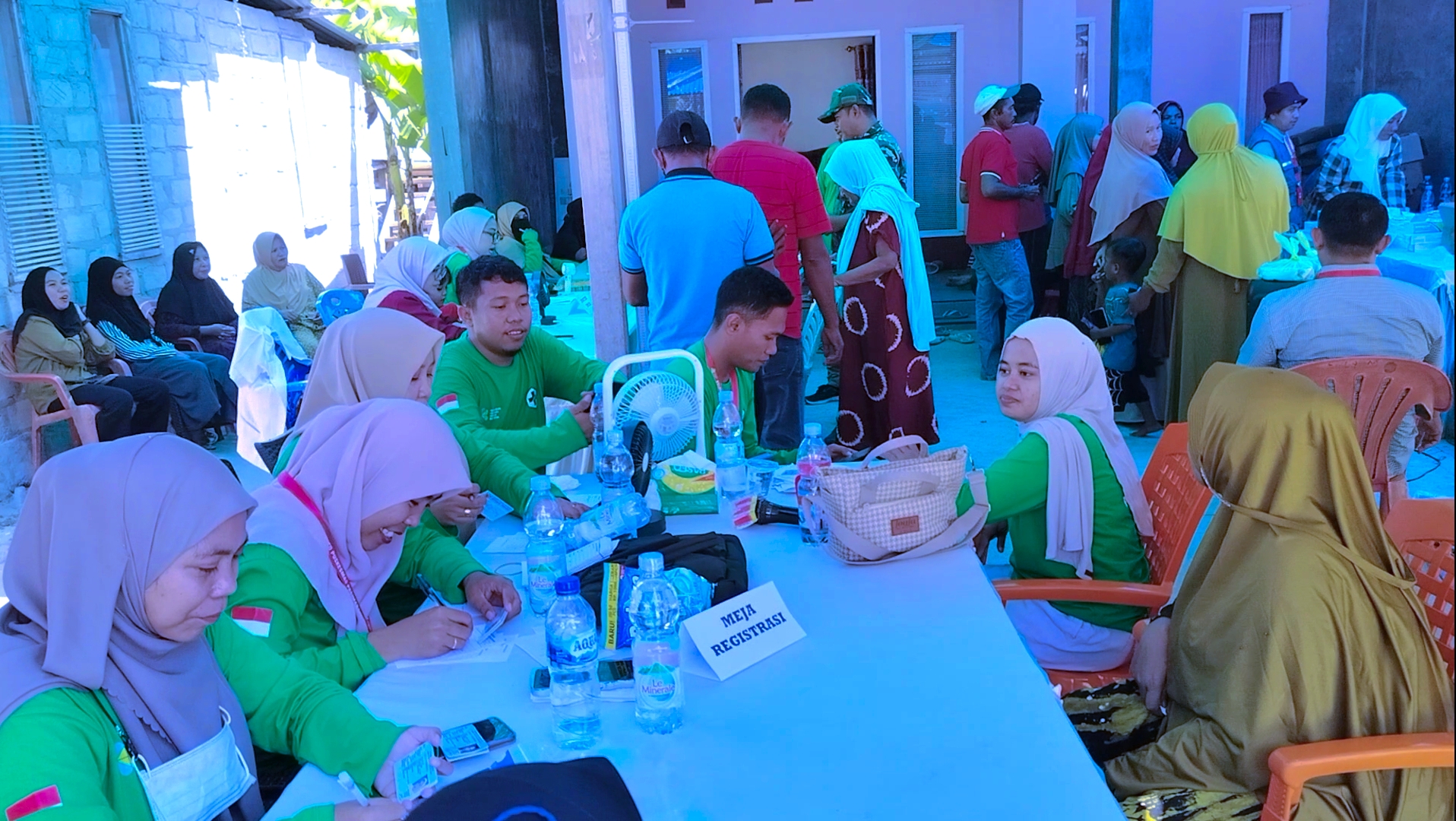 Petugas kesehatan melakukan registrasi warga peserta Pelayanan Kesehatan Bergerak di Desa Bonea