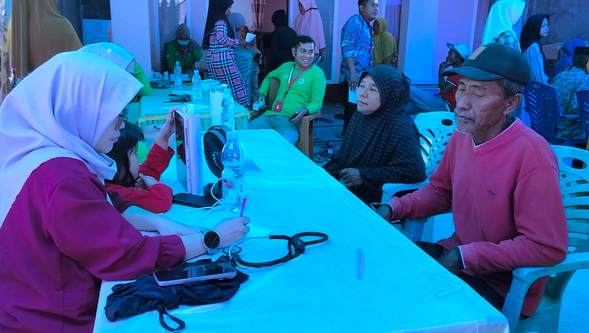 Petugas medis memeriksa warga lanjut usia pada Pelayanan Kesehatan Bergerak di Desa Bonea