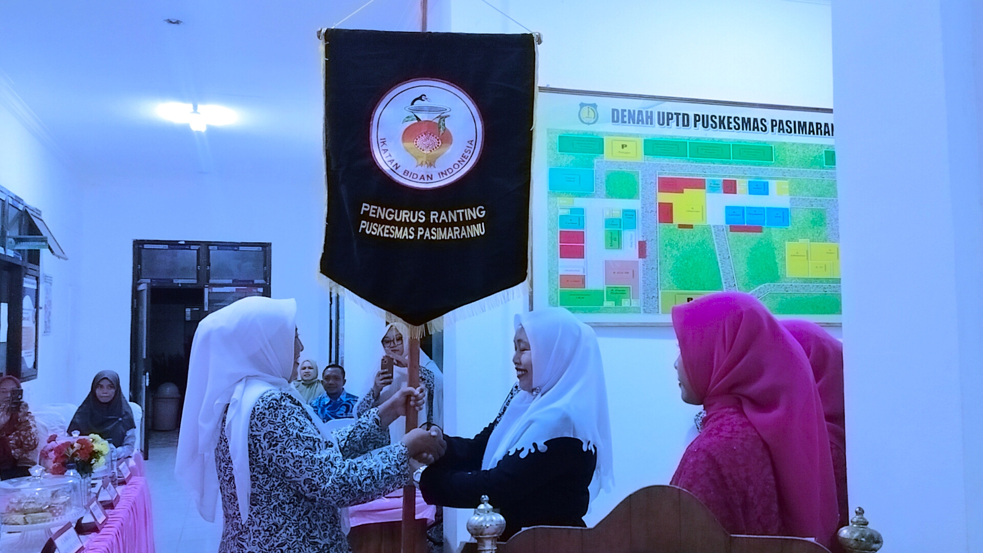 Ketua IBI Cabang menyerahkan vandel kepada Ketua IBI Ranting VII Pasimarannu terpilih