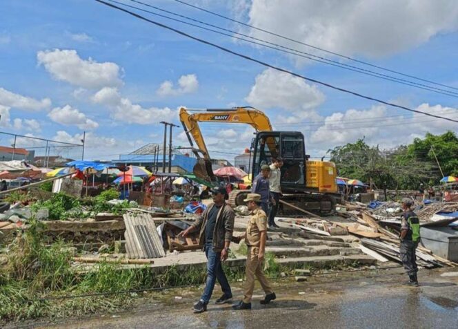 
					Sebanyak 17 bangunan liar yang berdiri di sepanjang bantaran kali di wilayah Kelurahan Setia Asih, Kabupaten Bekasi, ditertibkan sebagai bagian dari upaya pencegahan banjir dan penataan wilayah.
